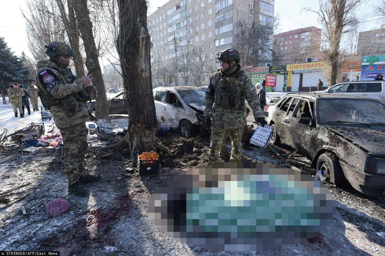Rosyjscy żołnierze po ostrzale Doniecka. W ataku na okolice targowiska zginęło co najmniej 25 osób