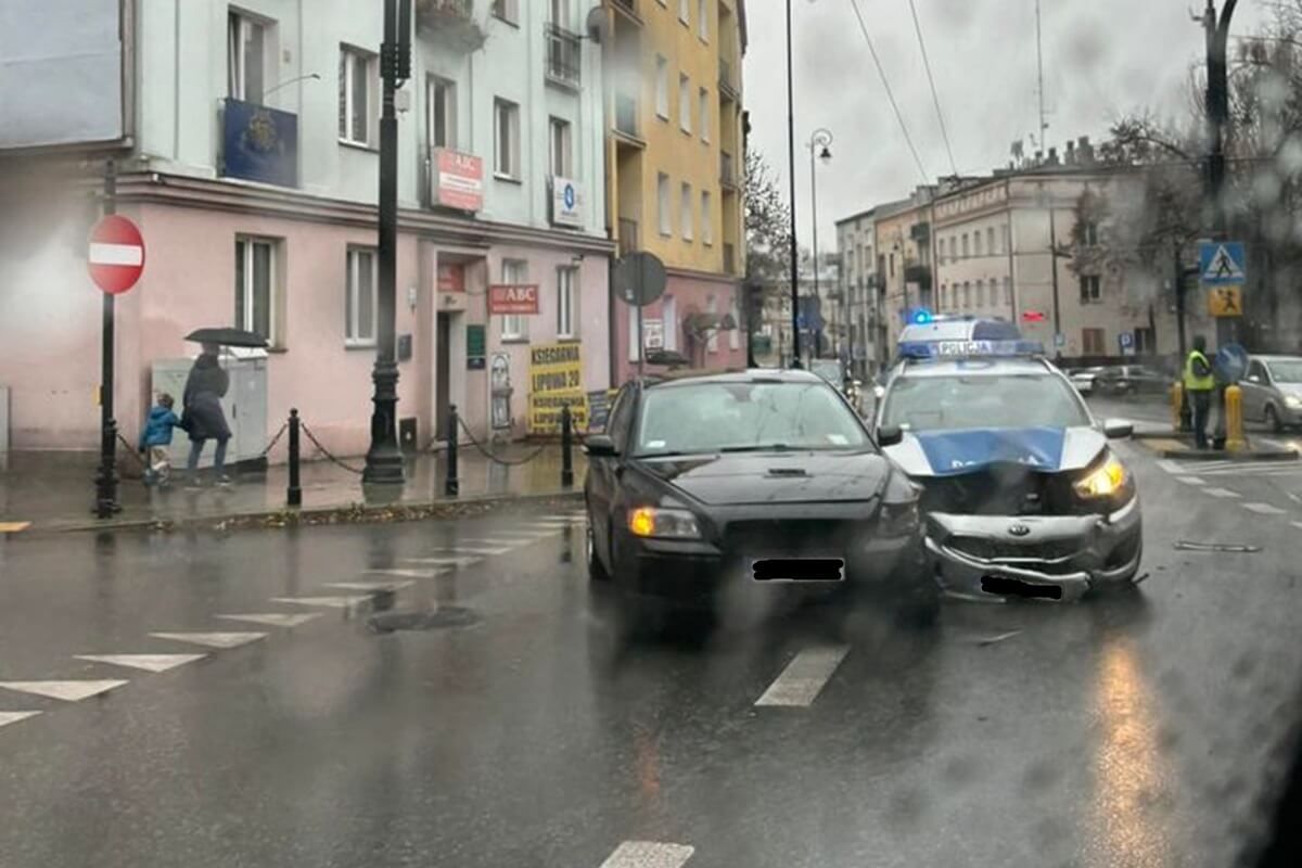 Zderzenie radiowozu z volvo na ul. Lipowej