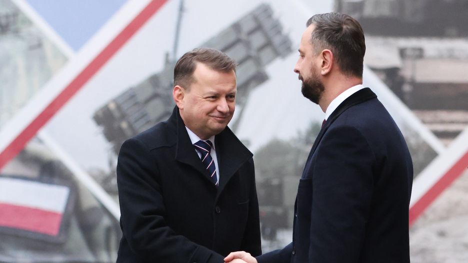 W�adys�aw Kosiniak-Kamysz, Mariusz B�aszczak
Warszawa, 13.12.2023. Nowy minister obrony narodowej W�adys�aw Kosiniak-Kamysz (P) witany przez by�ego ministra obrony narodowej Mariusza B�aszczaka (L) w siedzibie resortu w Warszawie, 13 bm. (aldg) PAP/Leszek Szyma�ski
Leszek Szyma�ski
gest, polityk, polityka, powitanie, przekazanie resortu, PSL, Rada Ministr�w, rz�d, W�adys�aw Kosiniak Kamysz, politya, wicepremier