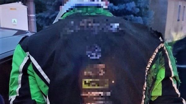 Wrocław. Przekroczył prędkość o 71 km/h jadąc motocyklem bez uprawnień. Uciekając wpadł do rowu