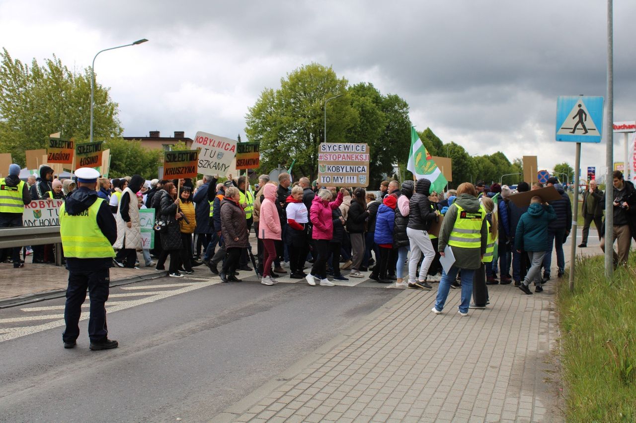 Protest mieszkańców gminy Kobylnica: My nie chcemy słupskiej biedy, sami sobie spłaćcie kredyt!