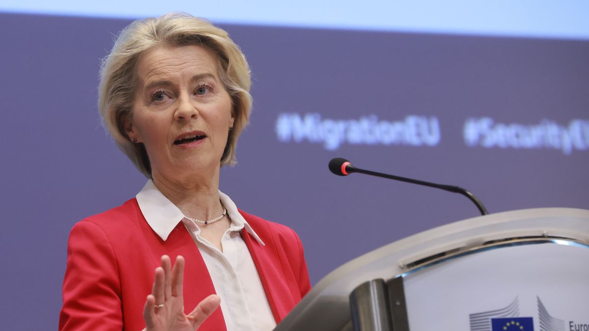 European Commission President Ursula von der Leyen attends the Conference on the Global Alliance to Counter Migrant Smuggling in Brussels, Belgium, 10 December 2025. The 2025 International Conference of the Global Alliance to Counter Migrant Smuggling brought together EU-institutions, member states and international partners in Brussels to endorse a joint declaration reaffirming a shared commitment to combat migrant smuggling globally, through prevention and awareness-raising, stronger law-enforcement and judicial cooperation, disruption of criminal networks (including those exploiting online platforms and digital tools), and by expanding safe, legal migration routes and reintegration or return programmes. EPA/OLIVIER HOSLET Dostawca: PAP/EPA.