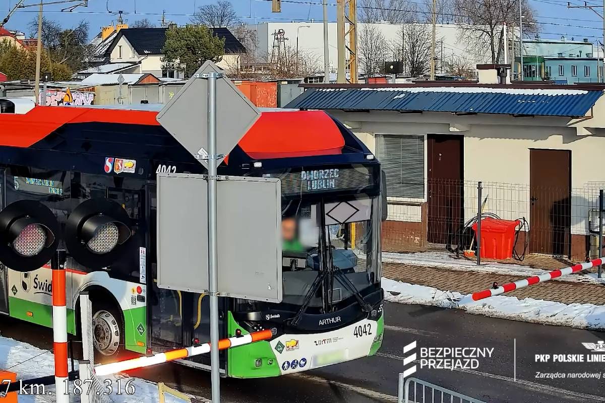 MPK reaguje po nagraniu z przejazdu w Świdniku. Kierowca może stracić pracę
