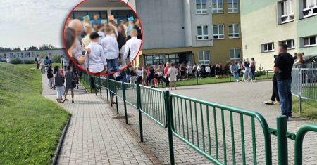 Rodzice nie mogli wejść z dziećmi do szkoły na rozpoczęcie roku szkolnego. Dyrekcja tłumaczy to „względami bezpieczeństwa”