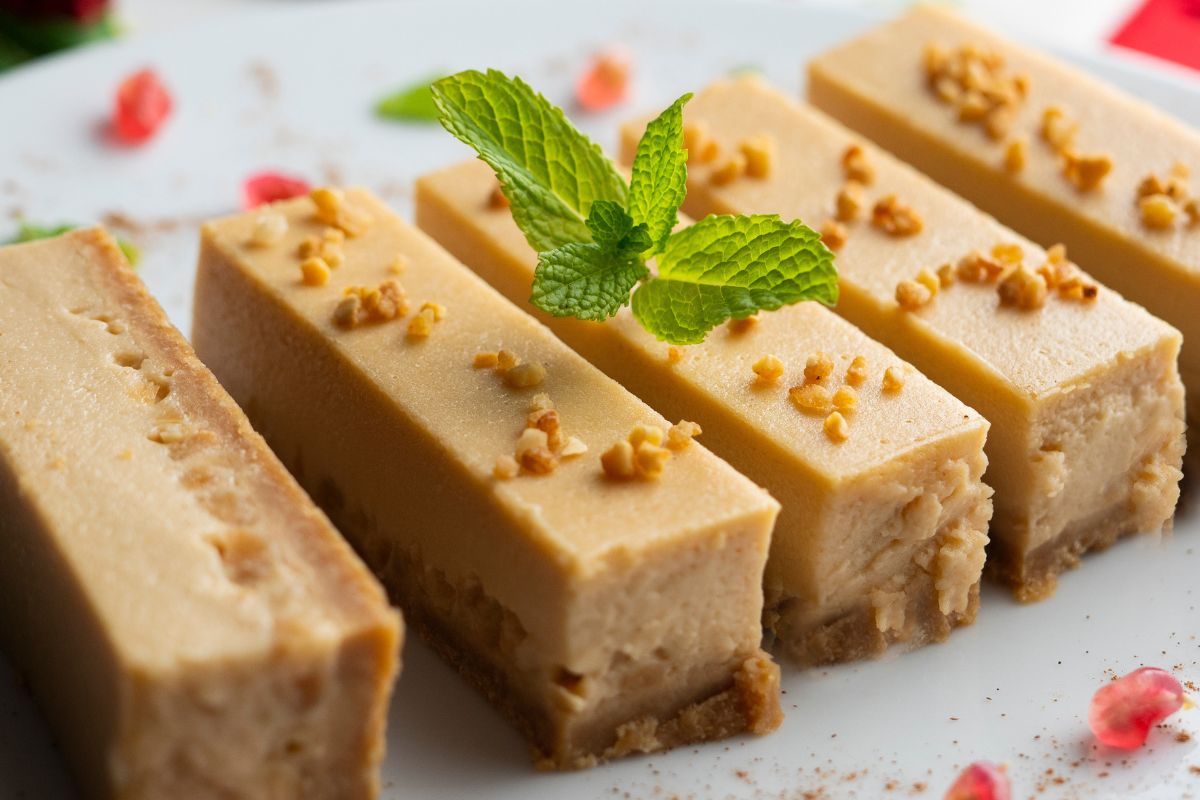 Żadne rodzynki czy skórka pomarańczy. Ten dodatek do sernika podzieli gości