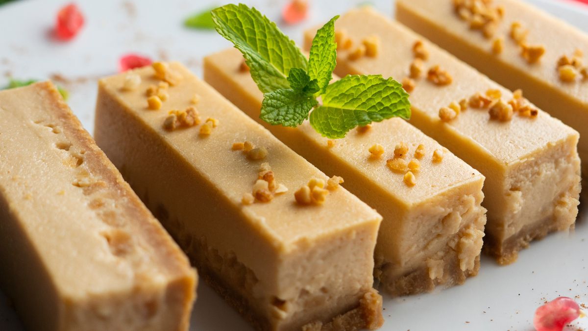 Sernik marcepanowy podzieli gości przy stole