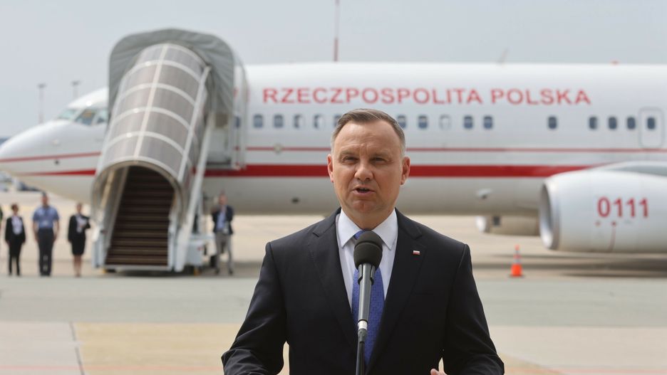 Wypowied? prezydenta Dudy przed wylotem na szczyt NATO
28.06.2022 Warszawa Wypowiedz prezydenta Andrzeja Dudy przed wylotem na szczyt NATO w Madrycie 
fot. Andrzej Iwanczuk/REPORTER
Andrzej Iwanczuk/REPORTER