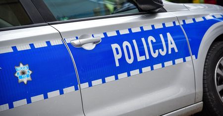 Zaginiona 48-latka leżała przed pustostanem. Dzielnicowy z Osieka nie przerwał poszukiwań