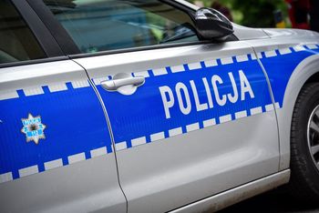 Zaginiona 48-latka leżała przed pustostanem. Dzielnicowy z Osieka nie przerwał poszukiwań