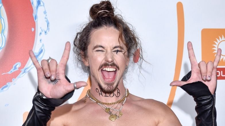 Michał Szpak składa wielkanocne życzenia, wyginając się W MAJTKACH na balkonie. Fani pytają: "PO CO?" (FOTO)