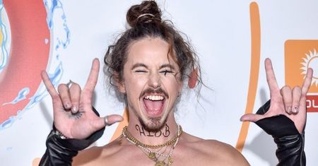 Michał Szpak składa wielkanocne życzenia, wyginając się W MAJTKACH na balkonie. Fani pytają: "PO CO?" (FOTO)