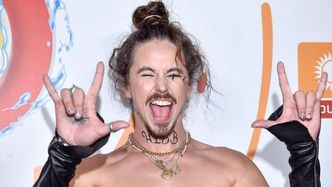 Michał Szpak składa wielkanocne życzenia, wyginając się W MAJTKACH na balkonie. Fani pytają: "PO CO?" (FOTO)