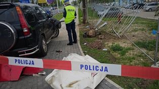 Ełk. Samochód wjechał na chodnik. Kierowca wysiadł i zaczął uciekać