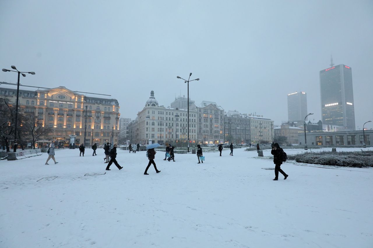 Warszawa. Spadł śnieg w stolicy