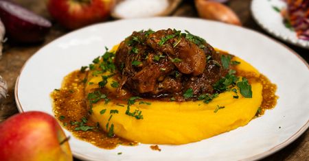 Mięso jest tak delikatne, że rozpada się pod widelcem. Owoc dodaje wyrazistego smaku