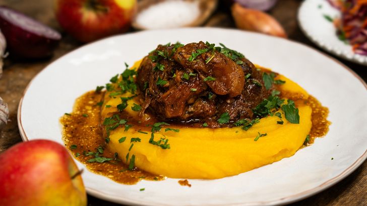 Mięso jest tak delikatne, że rozpada się pod widelcem. Owoc dodaje wyrazistego smaku