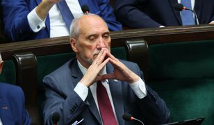 Macierewicz z orderem, czyli między kłamstwem a patyną [OPINIA]