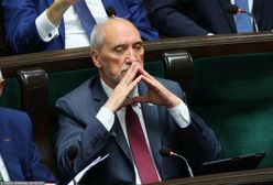 Macierewicz z orderem, czyli między kłamstwem a patyną [OPINIA]