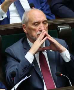 Macierewicz z orderem, czyli między kłamstwem a patyną [OPINIA]