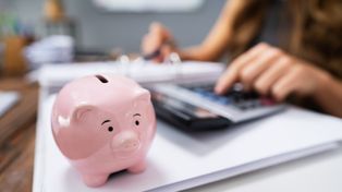 Nie na wakacje, nie na dom. Polacy odkładają pieniądze ze strachu o przyszłość