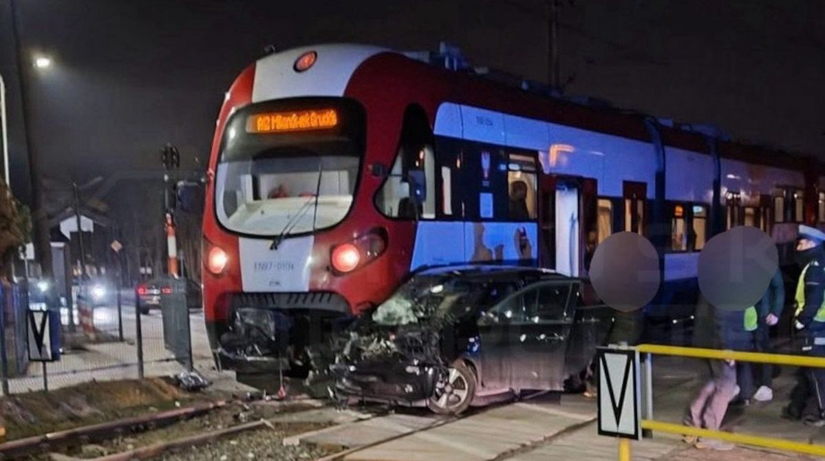 Zderzenie pociągu WKD z autem. Zablokowany przejazd dla pociągów i pojazdów