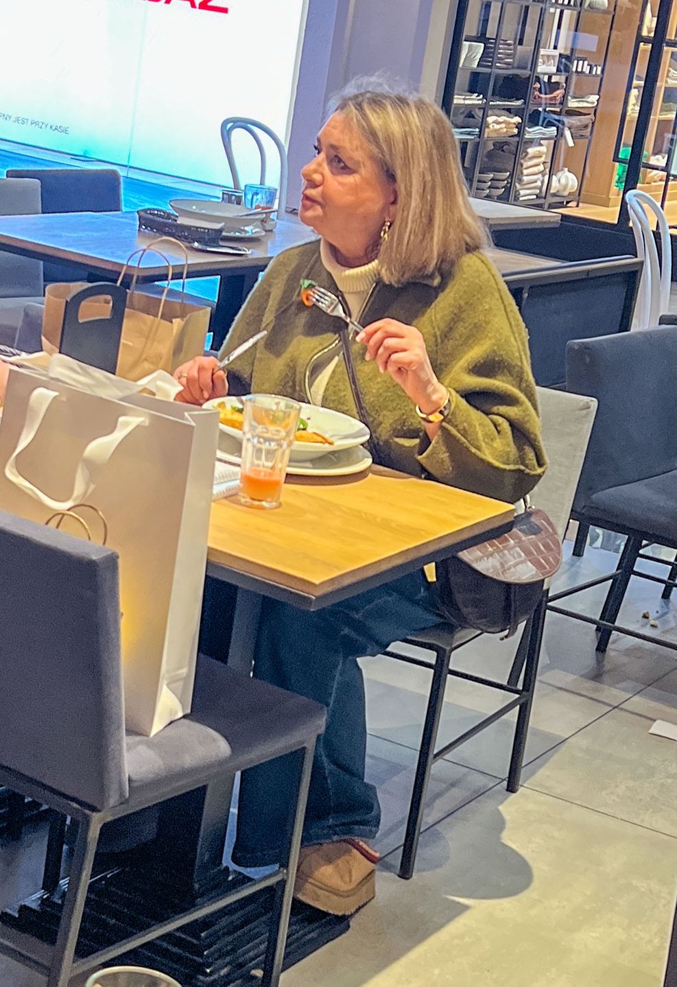 Małgorzata Ostrowska-Królikowska buszuje po galerii handlowej