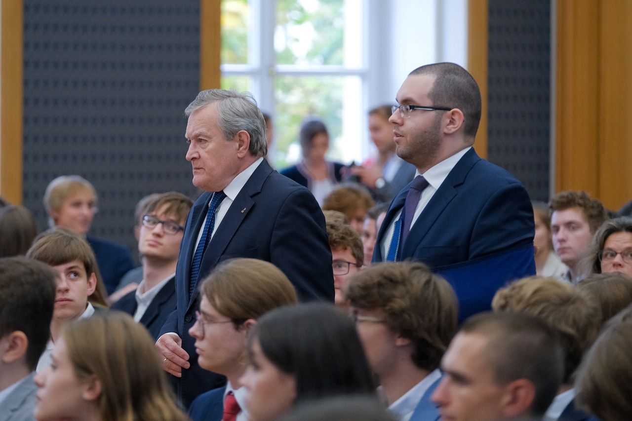 Warszawa, 19.09.2022 r. Wicepremier, minister kultury i dziedzictwa narodowego Piotr Gliński (L) i sekretarz stanu w KPRM, Pełnomocnik Rządu ds. Polityki Młodzieżowej Piotr Mazurek (P) podczas Ogólnopolskiej Konferencji Młodzieżowych Rad i Środowisk Młodzieżowych w KPRM w Warszawie. Celem wydarzenia była "integracja środowisk młodzieżowych i dyskusja nad dalszą aktywizacją młodego pokolenia"