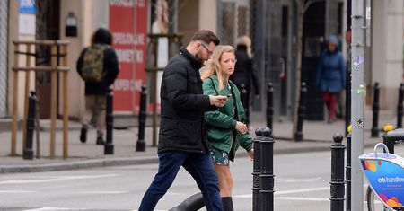 Lara Gessler w krótkiej sukience i z gołymi nogami jedzie na rowerze (ZDJĘCIA)