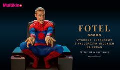 Piotr Żyła jako człowiek pająk promuje fotele VIP w Multikinie