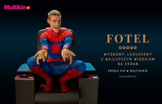 Piotr Żyła jako człowiek pająk promuje fotele VIP w Multikinie