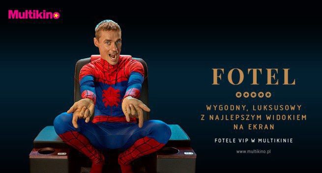 Piotr Żyła jako człowiek pająk promuje fotele VIP w Multikinie