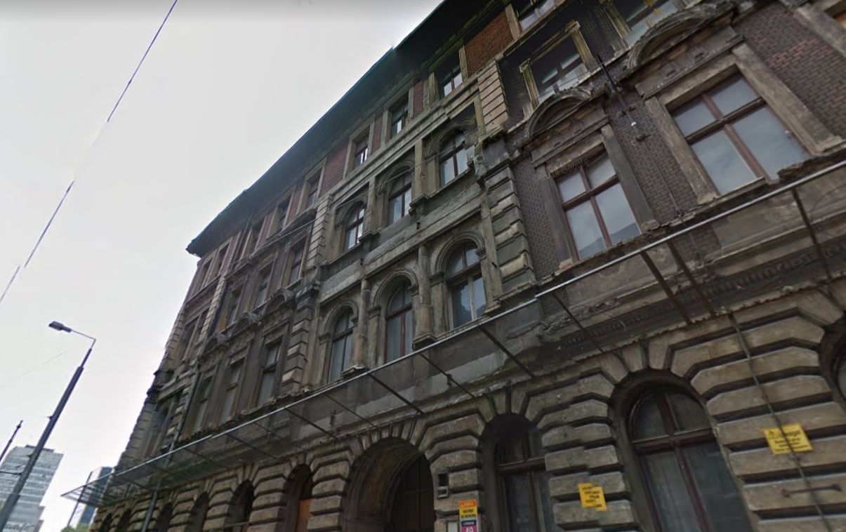 Chwile grozy w centrum miasta. Runął dach i stropy kamienicy (GoogleMaps)