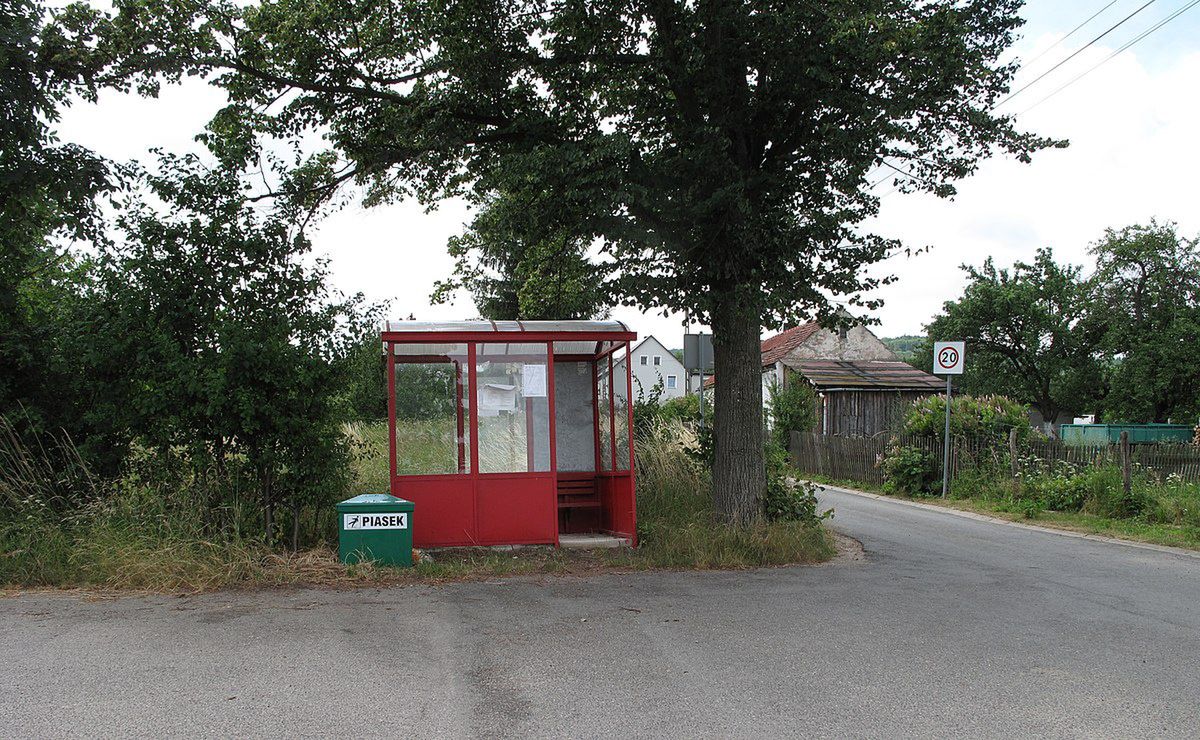 Przystanek autobusowy we wsi Wierzchosławiczki