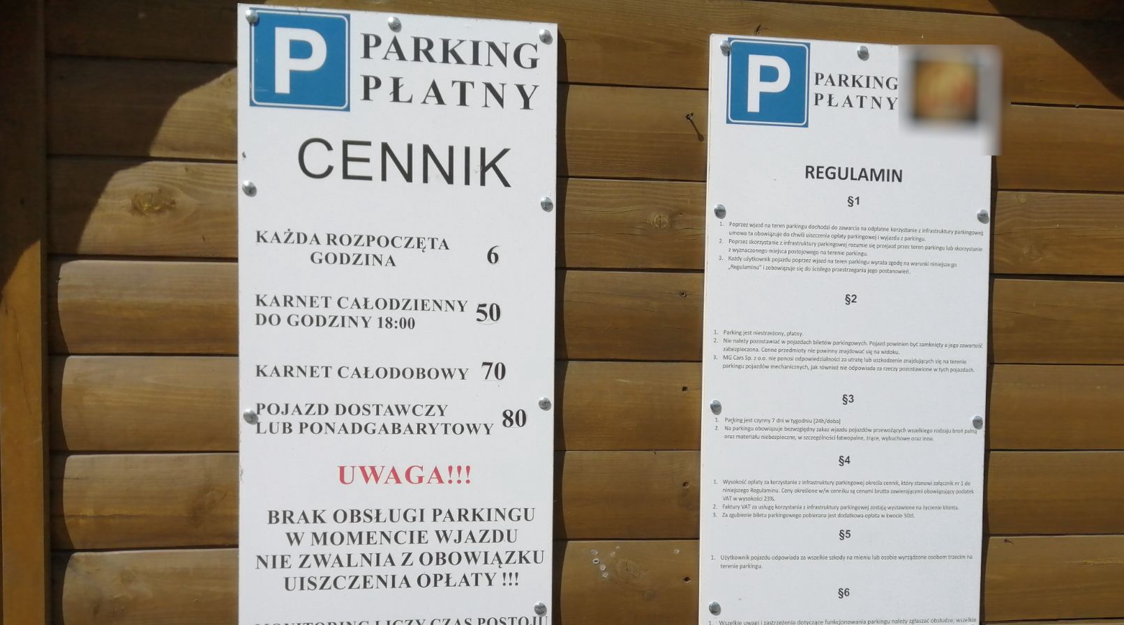 Cennik z płatnego parkinu przy jednym z głównych wejść na plażę w Trójmieście.