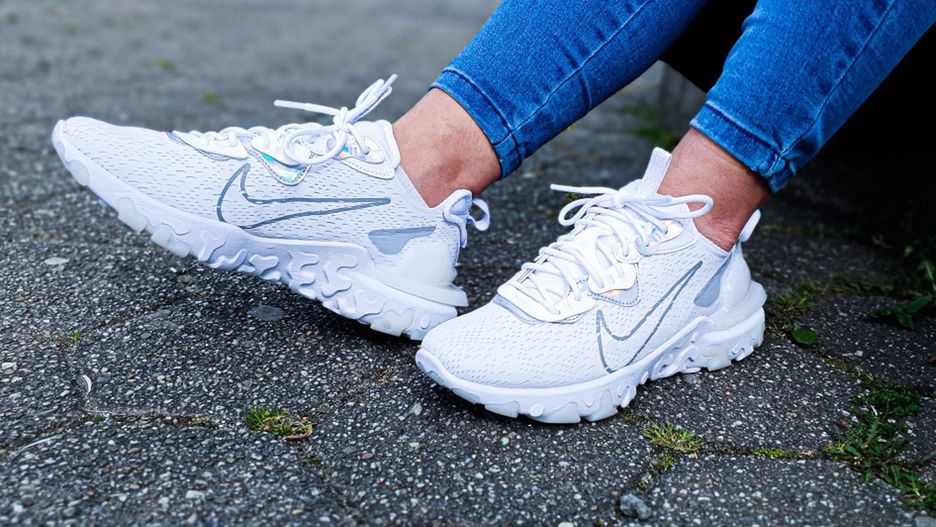 Sneakersy w bieli nosi się do wszystkiego