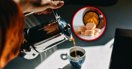 Bierzesz witaminę C? Tyle musisz odczekać z wypiciem kawy