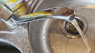 Żary: Skażona woda. Sanepid stwierdził obecność bakterii grupy coli. Trwa płukanie sieci wodociągowej