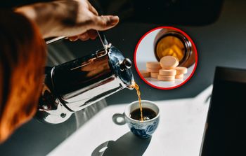 Bierzesz witaminę C? Tyle musisz odczekać z wypiciem kawy
