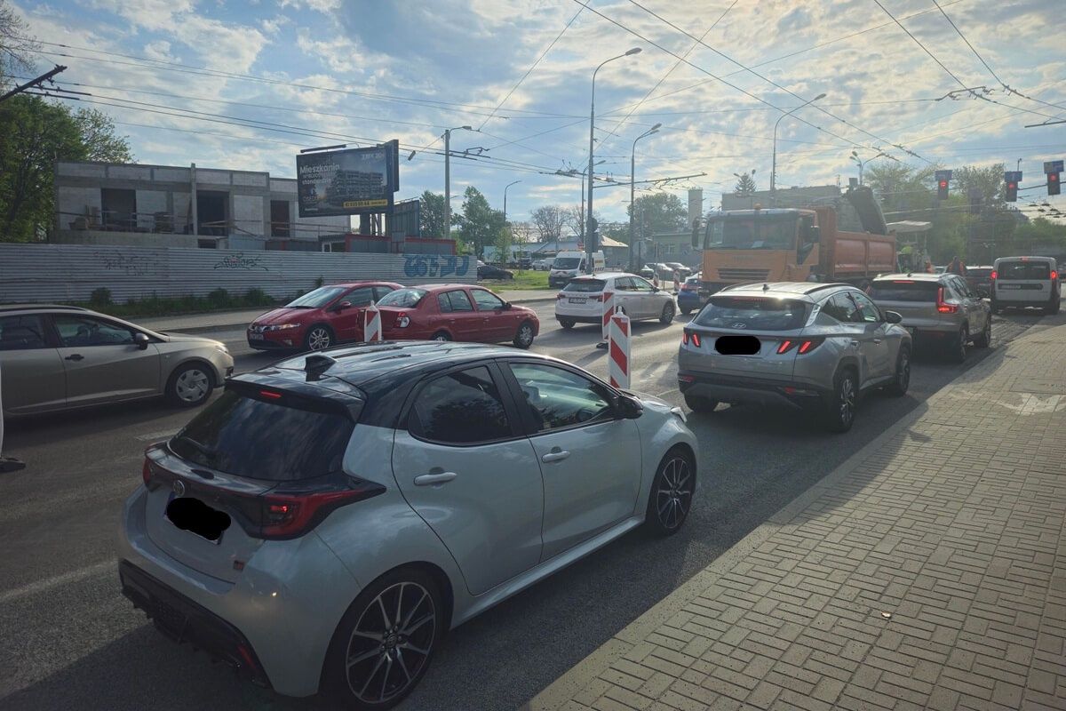 Drogowcy zrywający asfalt na ul. Fabrycznej w Lublinie