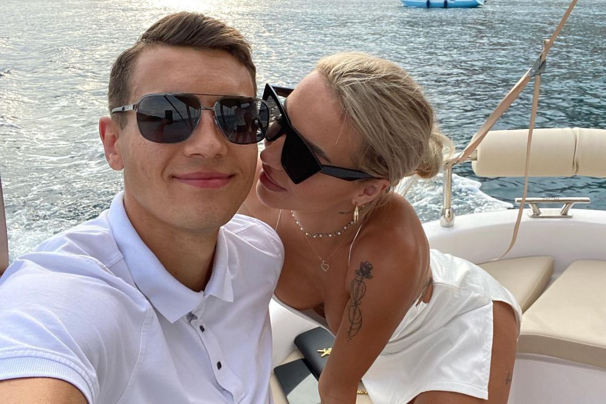 Jakub Kiwior w towarzystwie żony Claudii