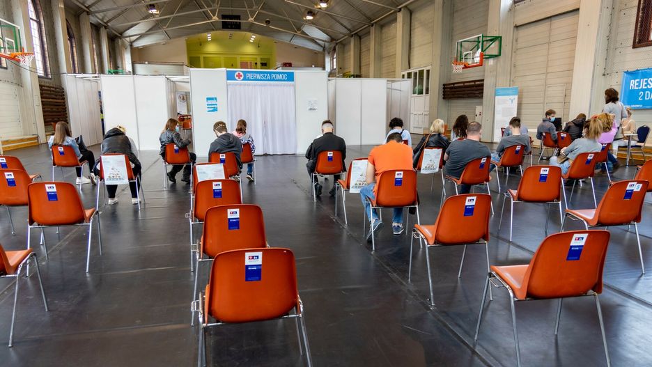 Powróciły emocje do punktów szczepień. Przychodzą ostatni chętni, których życie zmusiło do zaszczepienia 