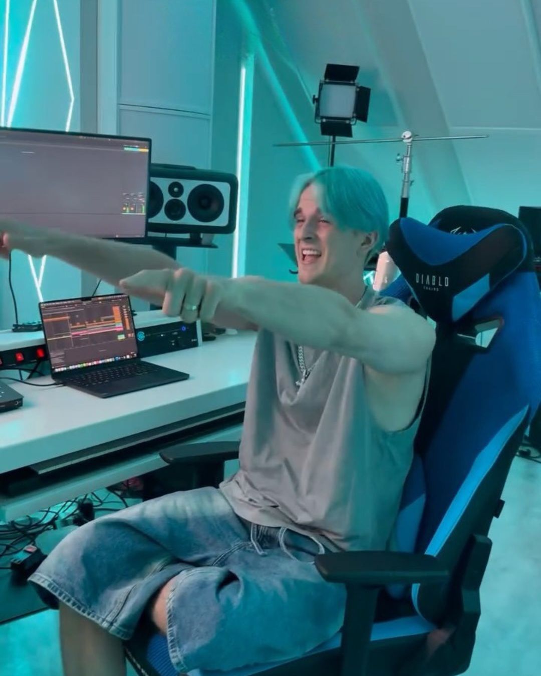 Tribbs wyprowadza się do Londynu