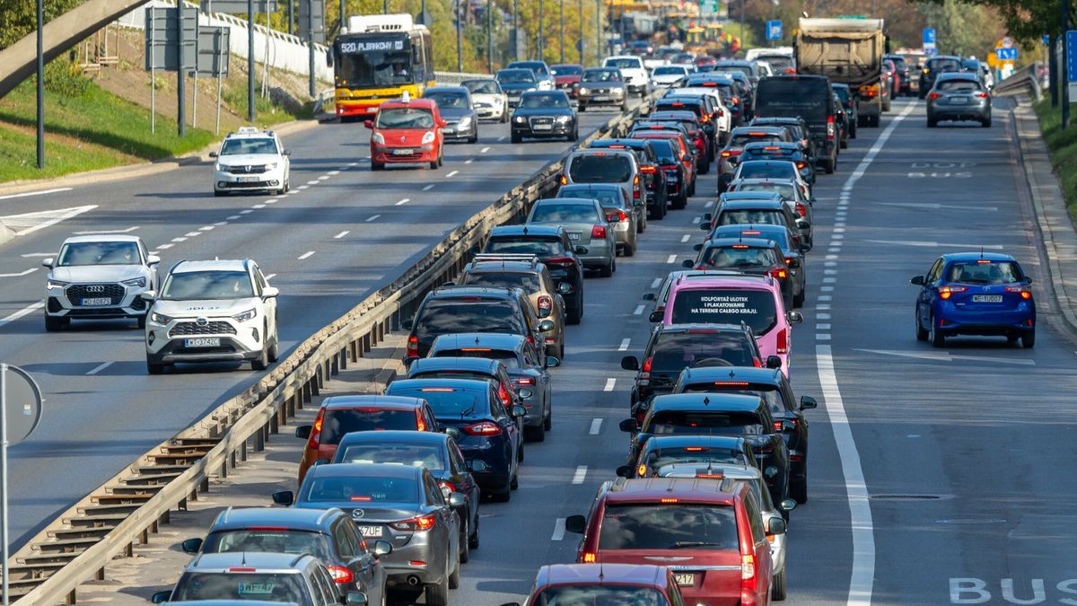 Warszawa Arkadiusz Zi�?ek
Fot. Arkadiusz Ziolek/East News. Warszawa, Trasa Lazienkowska.
n/z Duzy ruch uliczny.
ARKADIUSZ ZIOLEK