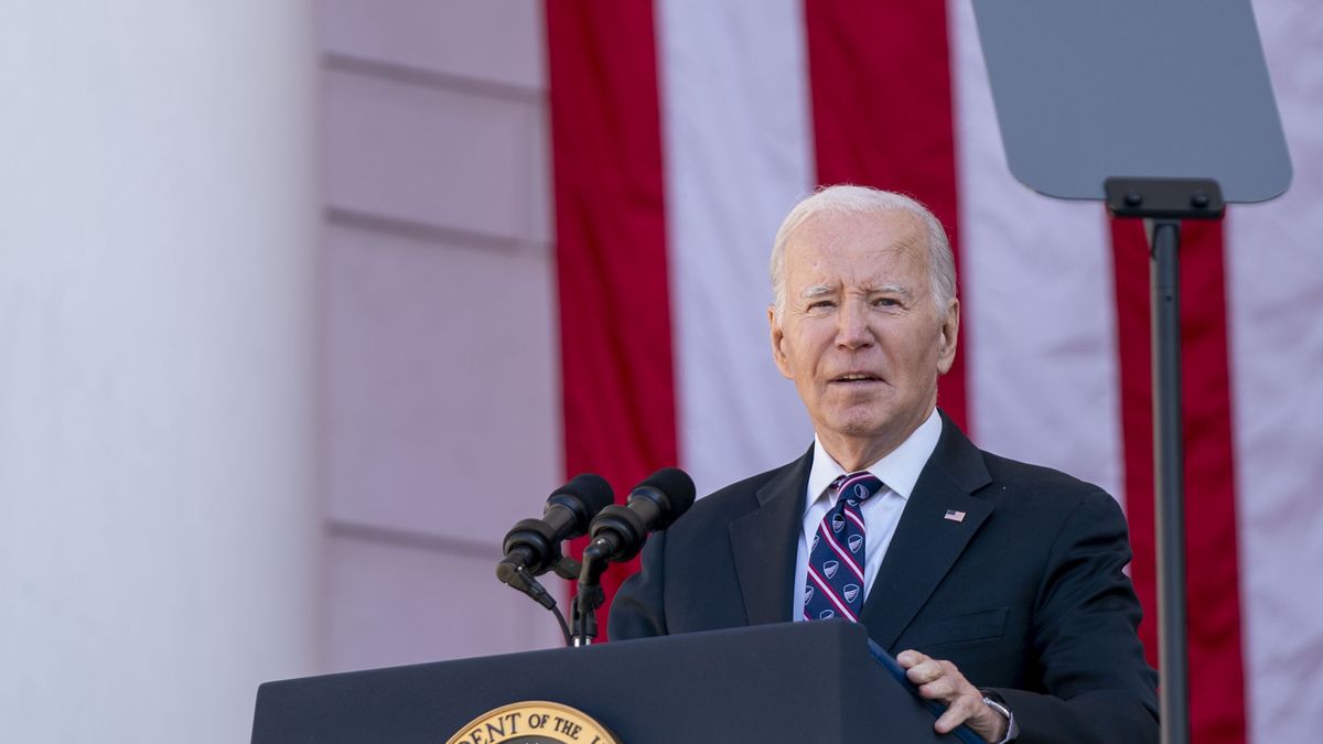 US President Joe Biden delivers remarks at the Memorial Amphitheater as part of a National Veterans Day Observance at the Arlington National Cemetery in Arlington, Virginia, USA, 11 November 2023. The Veterans Day National Ceremony is held annually on 11 November at Arlington National Cemetery. EPA/BONNIE CASH / POOL Dostawca: PAP/EPA.