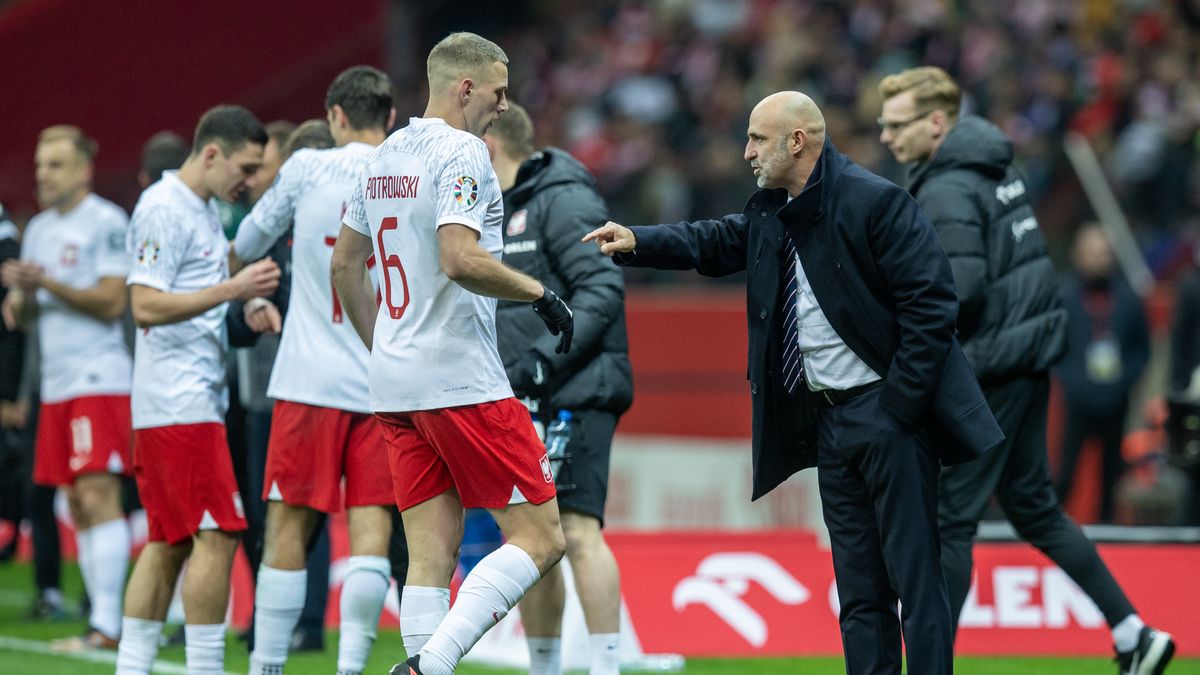 Jakub Piotrowski , Trener Michal Probierz during UEFA EURO 2024 qualifier match, Poland vs Czech Republic, in Warsaw, Poland on October 15, 2023. (Photo by Foto Olimpik/NurPhoto via Getty Images)
