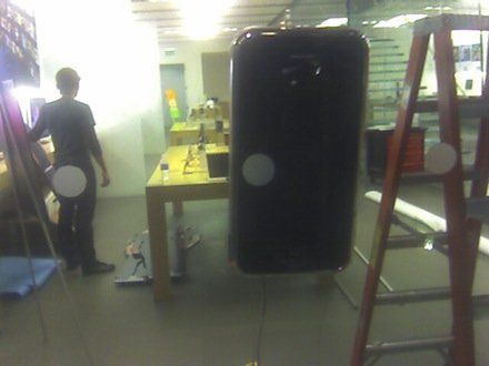 Do sklepów trafiły gigantyczne iPhone'y 3