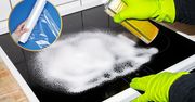 Poznaj, jak czyścić płytę indukcyjną. Genialny patent z folią rozpuszcza brud