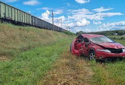 Groźny wypadek w Gąskach. Auto wjechało wprost pod pociąg towarowy