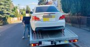 Ciechocinek: Na BMW starczyło, na opony i OC już nie. Auto wylądowało na lawecie, kierowcy grozi wysoka kara