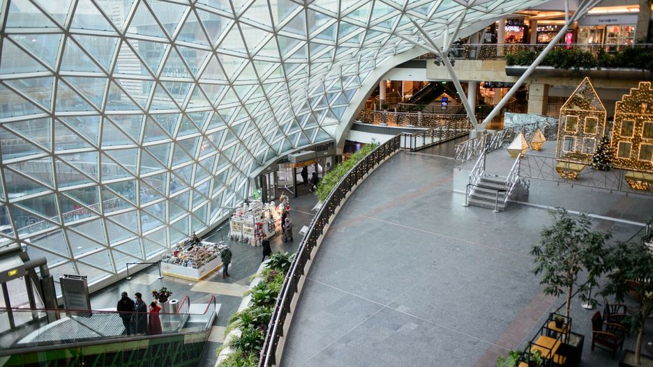 Tragiczny wypadek w Złotych Tarasach. Mężczyzna spadł z wysokości. Zdjęcie ilustracyjne 